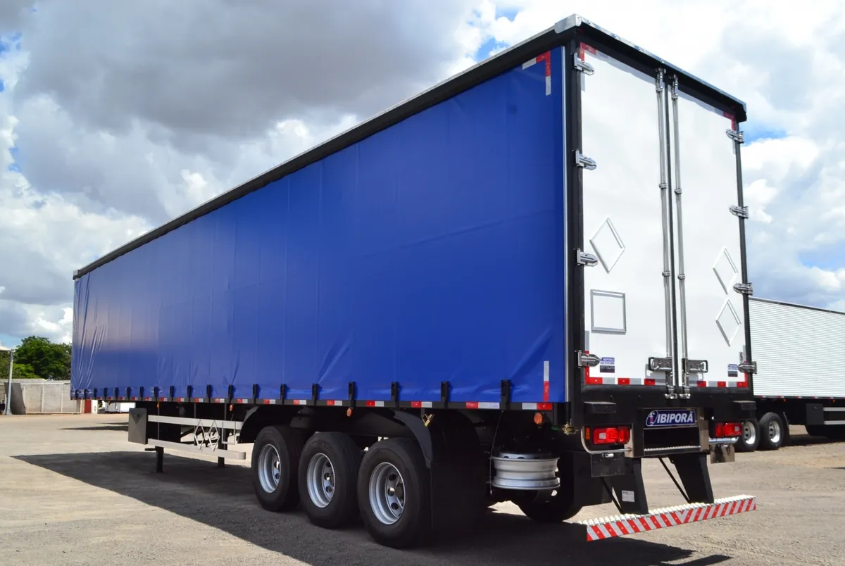 Caminhão sider azul com cortina lateral 12×12 fios fabricada pela Lona Mais