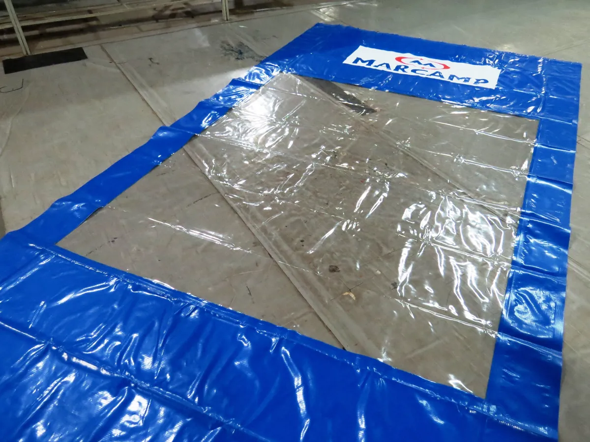 Projeto especial Lona Mais — lona personalizada com janela de vidro para cliente Marcamp