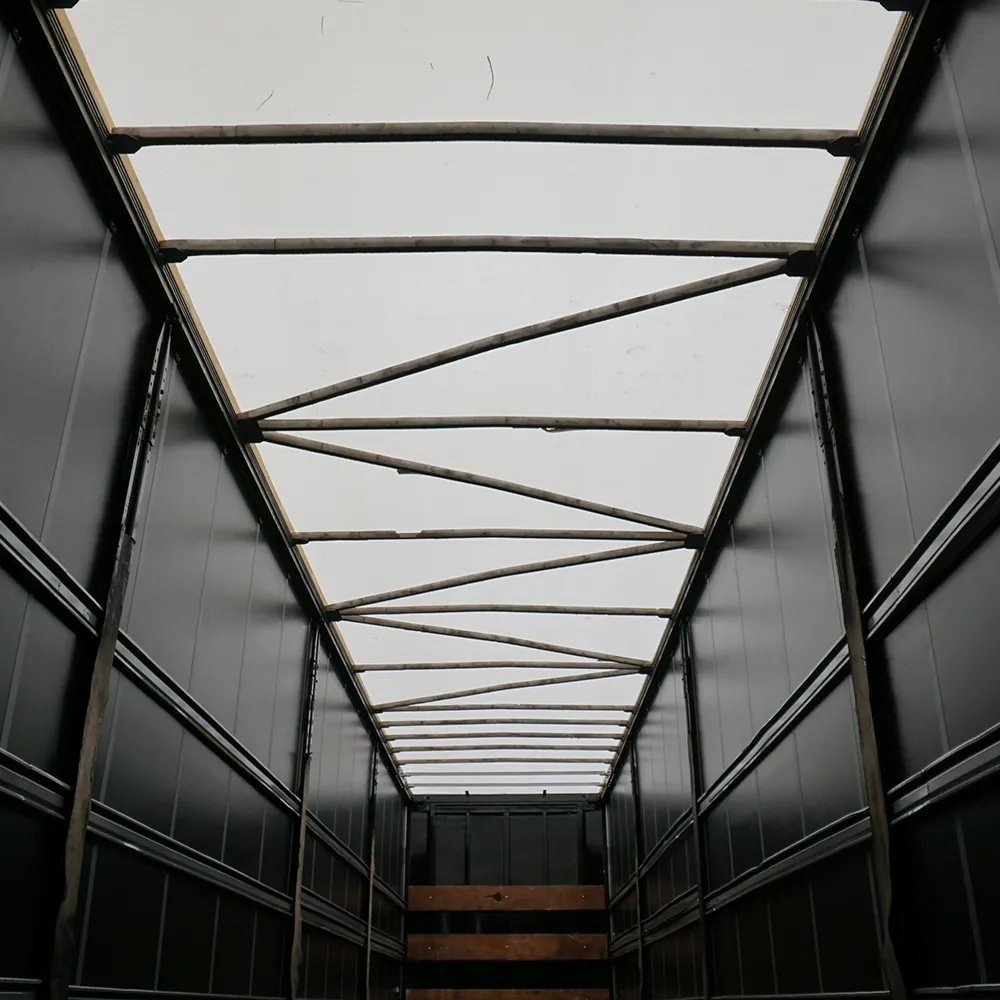 Vista interna de baú com teto Sider 12×12 fios instalado