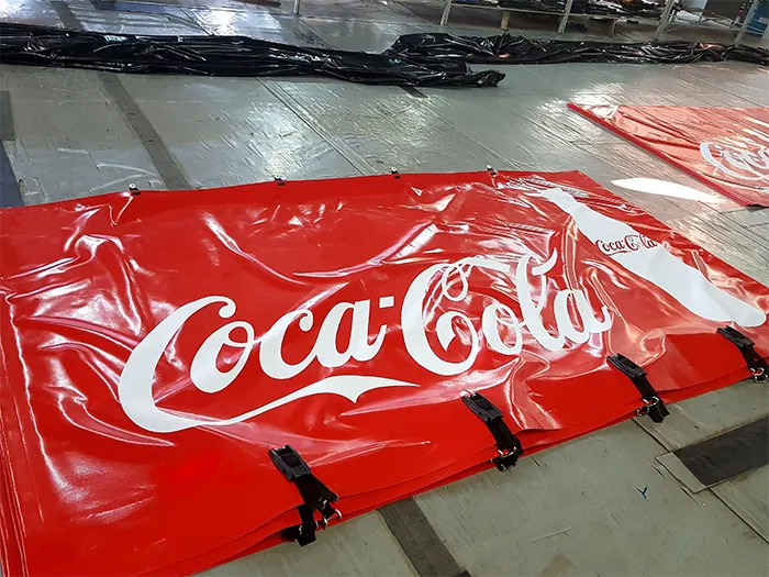 Caminhão sider com lona personalizada Lona Mais em rodovia